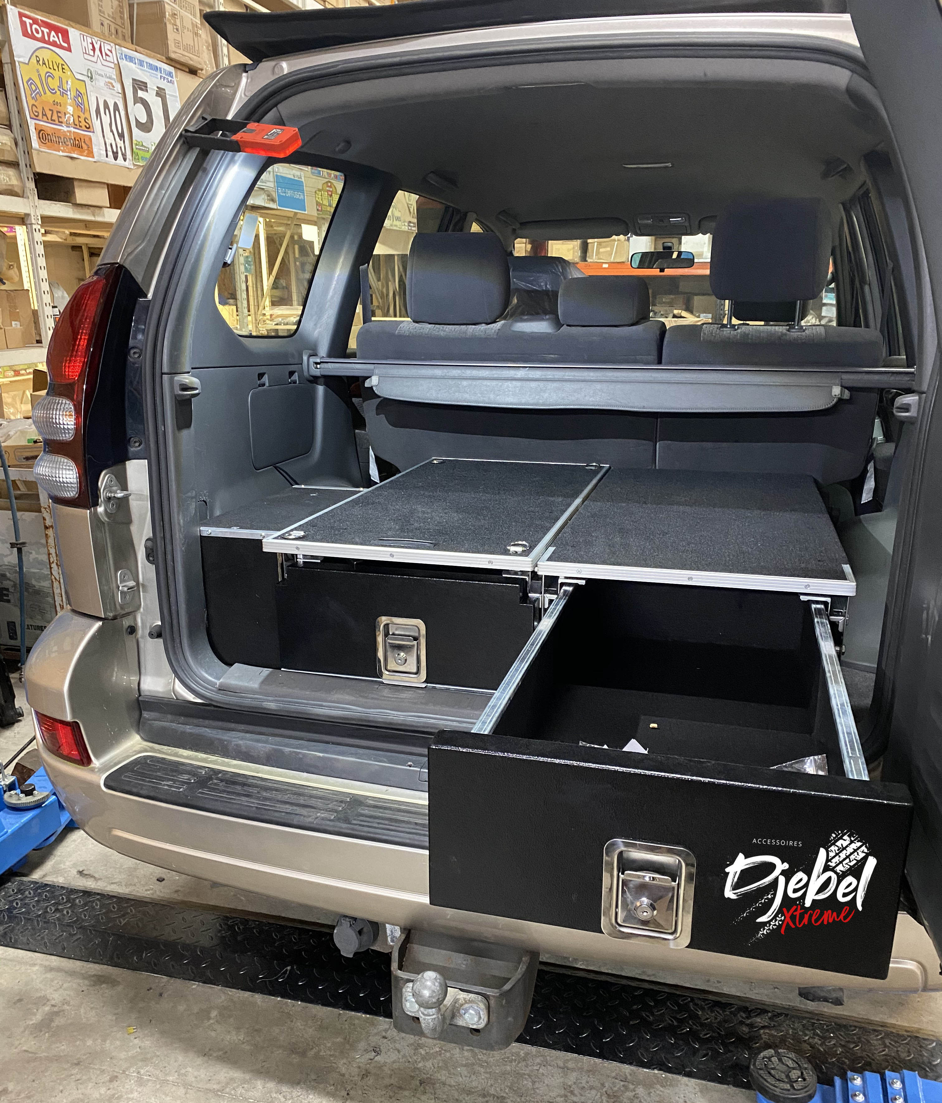 Photo de la préparation arrière du TOYOTA KDJ120 : tiroir de rangement DjebelXtreme