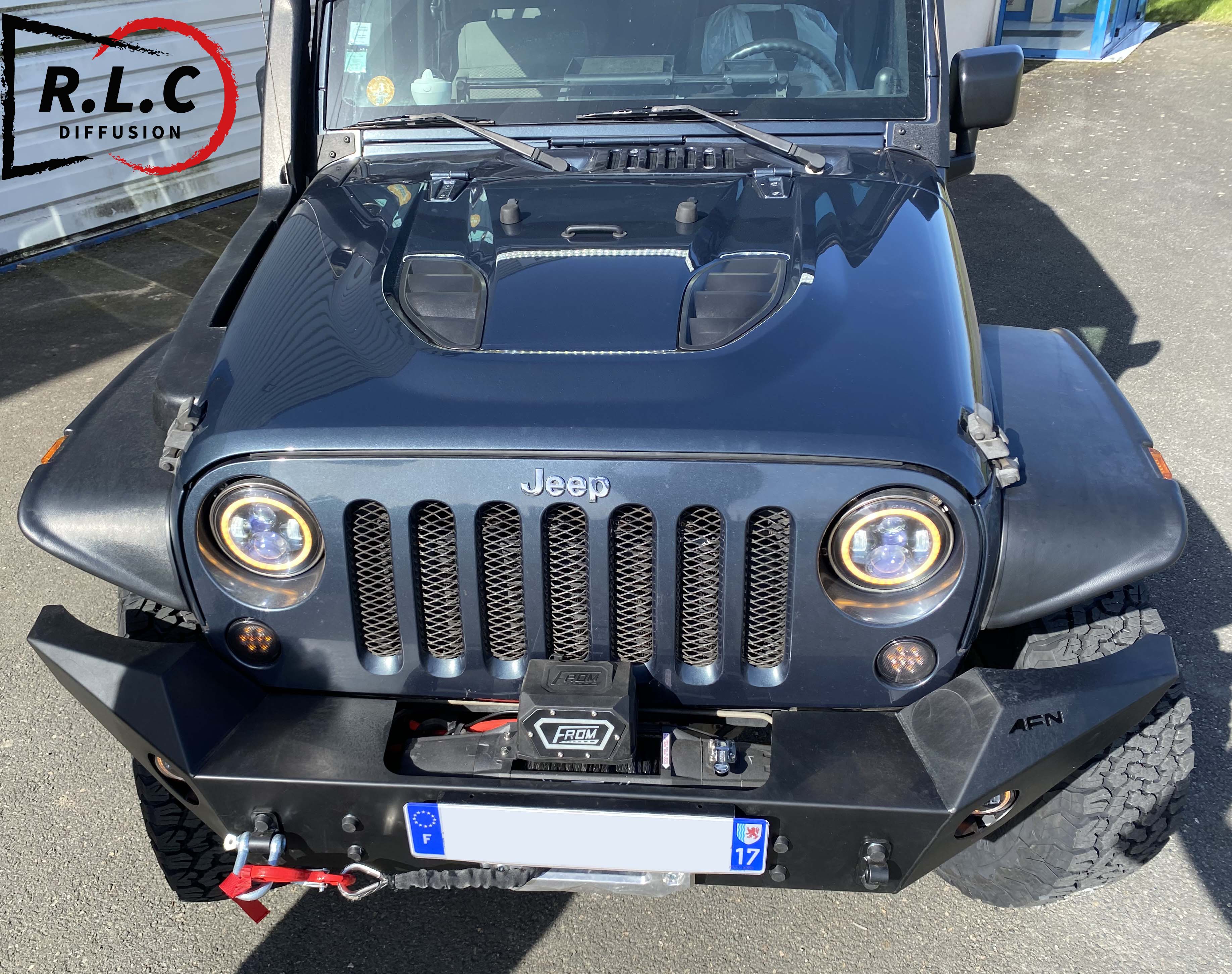 photo de face du JEEP WRANGLER JK avec parechoc avant, treuil plasma, extensions des ailes avant et snorkel